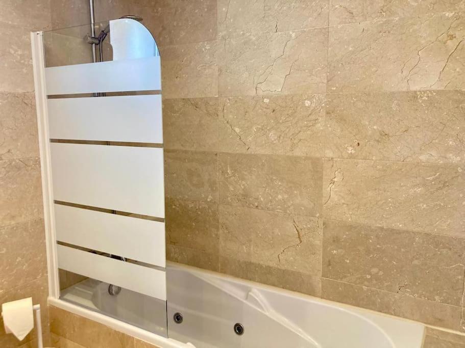 Sea Breeze Retreat - Golf Getaway Apartment Bahia de Casares Ngoại thất bức ảnh